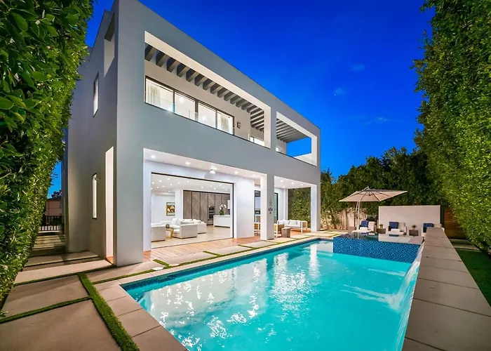 Luxurious Retreat - Modern House With Pool