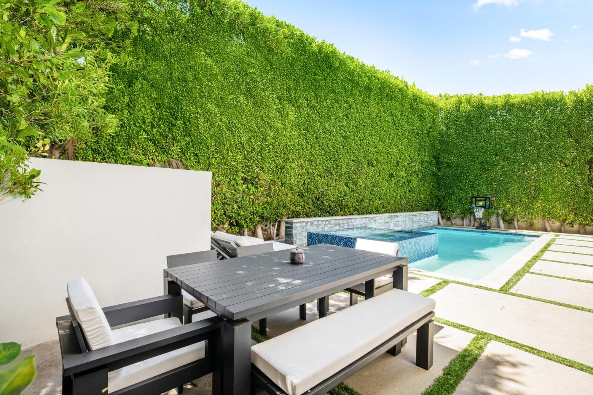 Villa Luxurious Retreat - Modern House With Pool