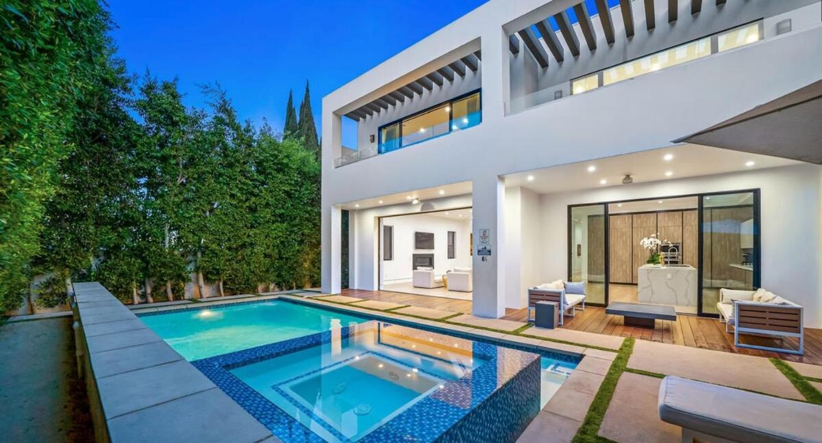Luxurious Retreat - Modern House With Pool Villa