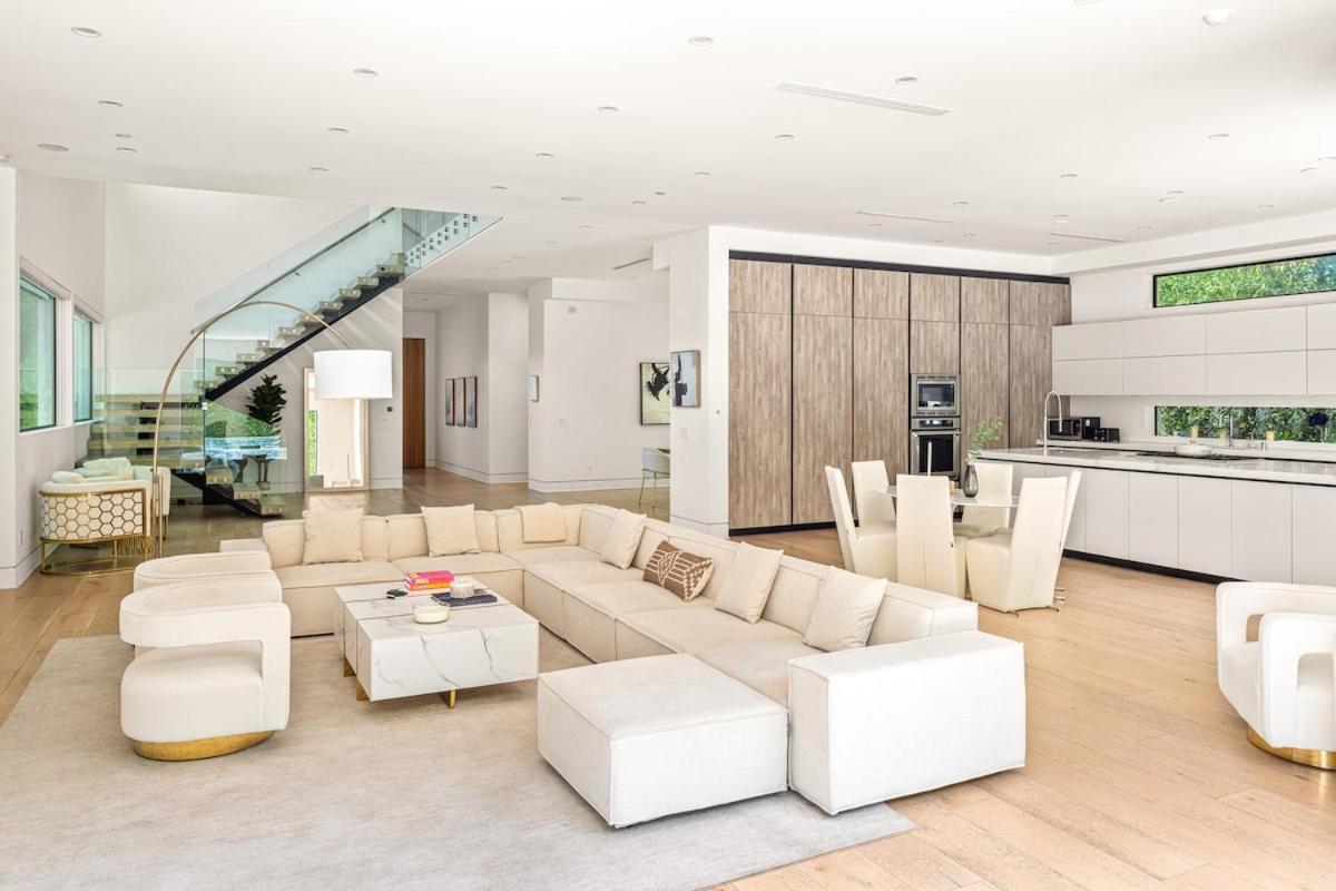 Luxurious Retreat - Modern House With Pool Villa