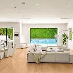 Luxurious Retreat - Modern House With Pool