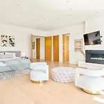Luxurious Retreat - Modern House With Pool