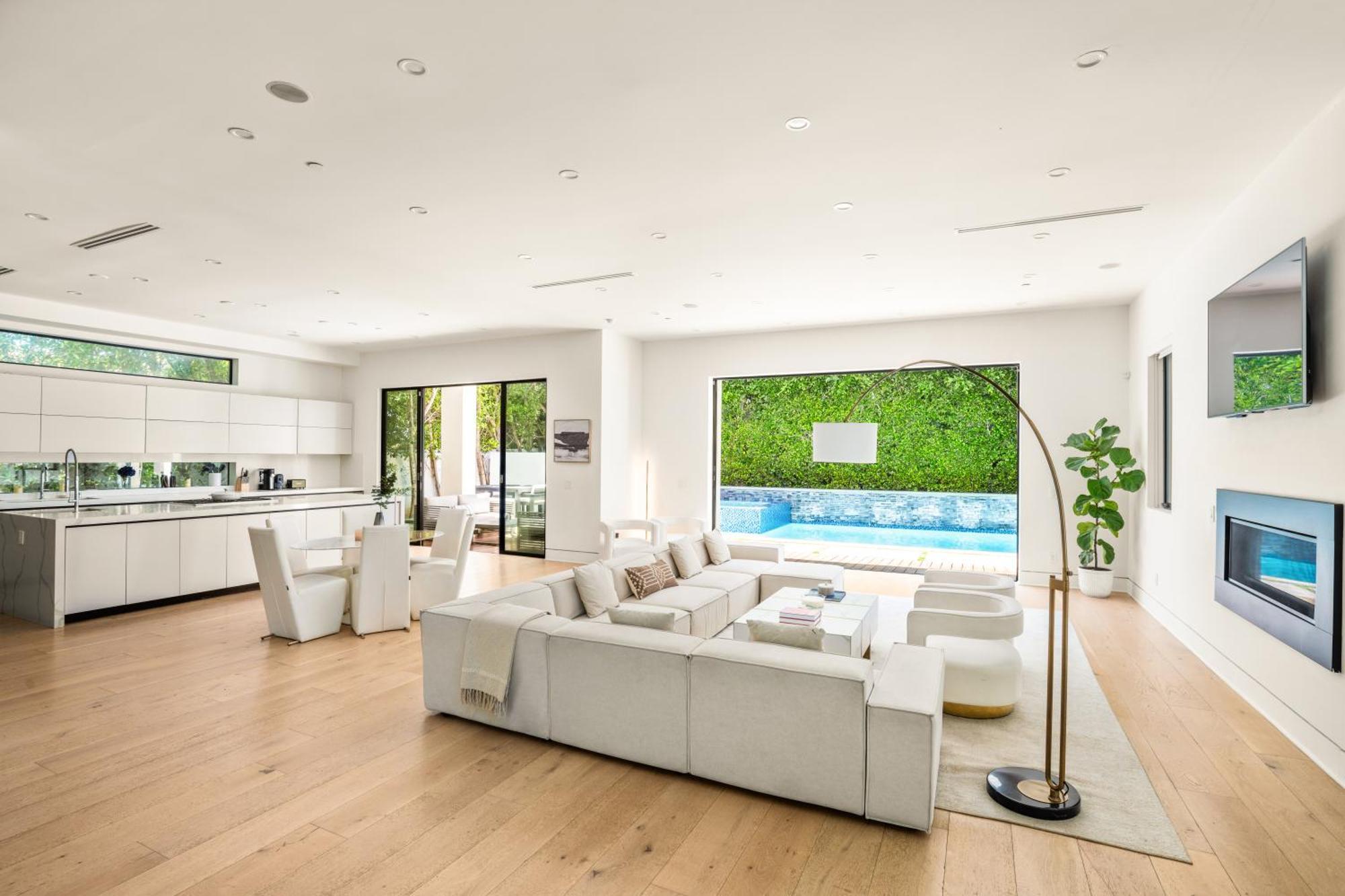 Luxurious Retreat - Modern House With Pool Villa
