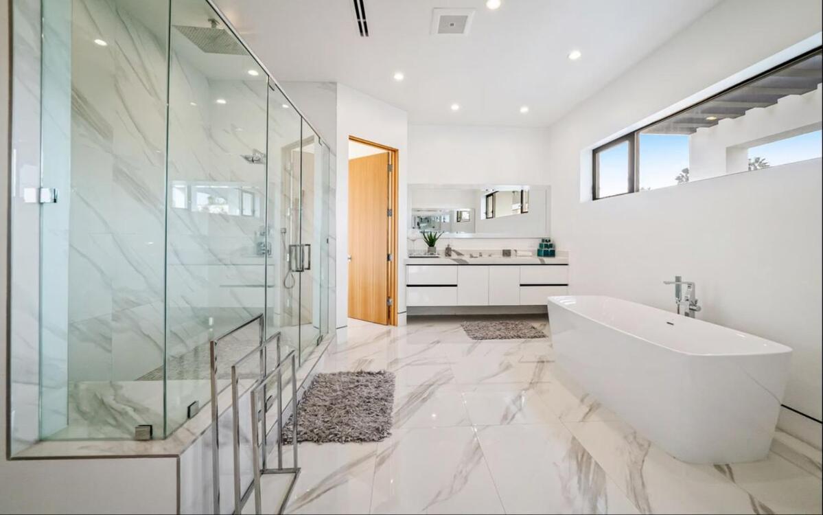 Luxurious Retreat - Modern House With Pool Villa *