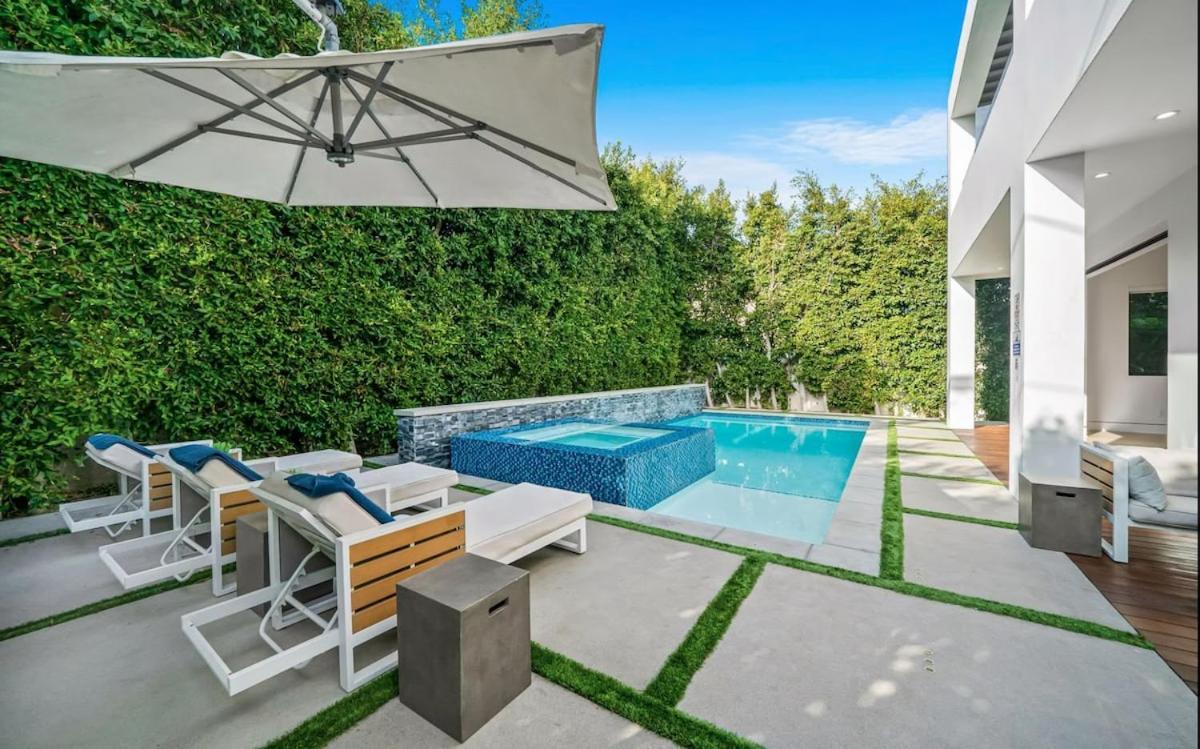 Villa Luxurious Retreat - Modern House With Pool